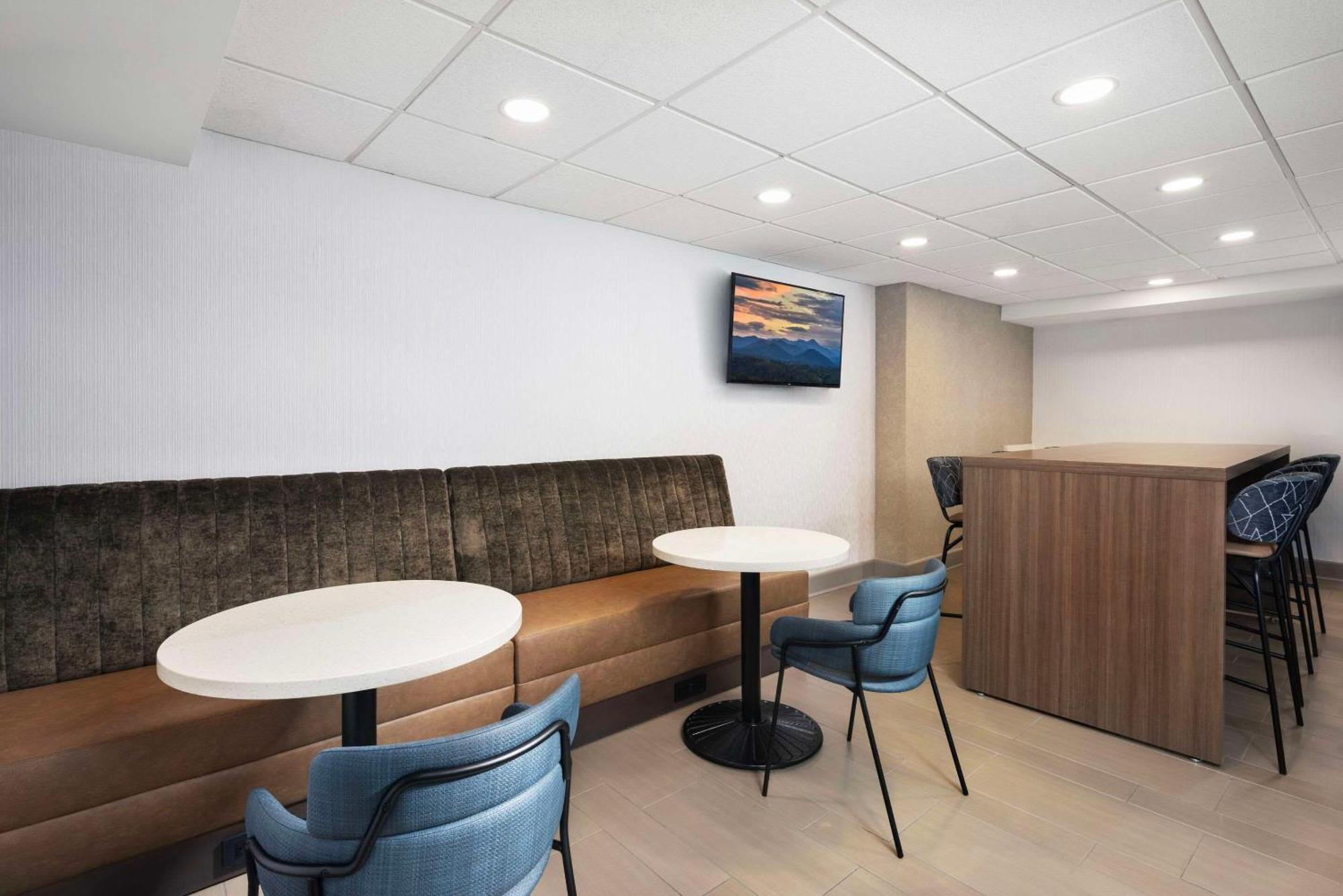 Country Inn & Suites By Radisson Asheville Downtown Tunnel Road 외부 사진